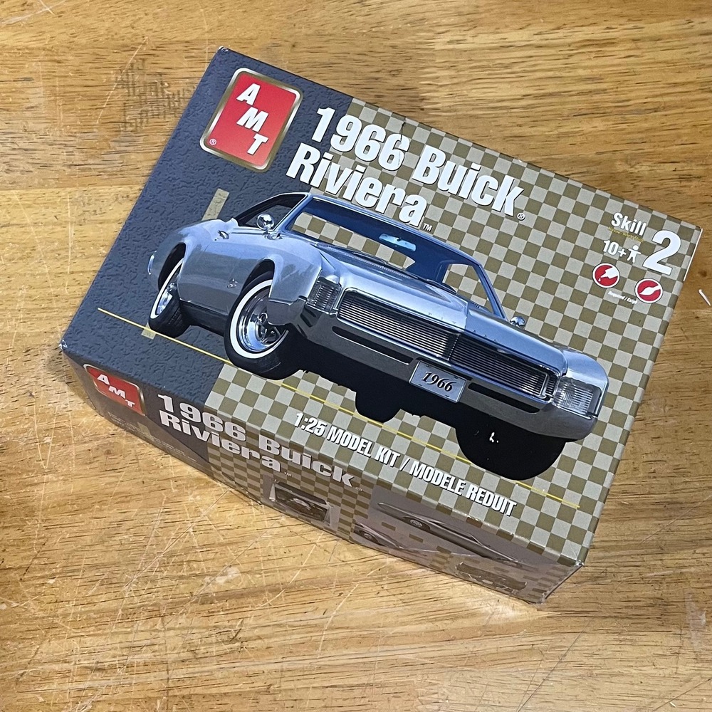 AMT Ertl 1966 Buick Riviera 1:25 Scale Model Kit Skill 2 Open‎ Box Sealed Parts